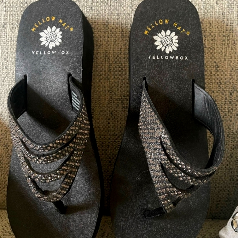 Yellow Box Mellow Mat Flip Flops. Size 6.5
